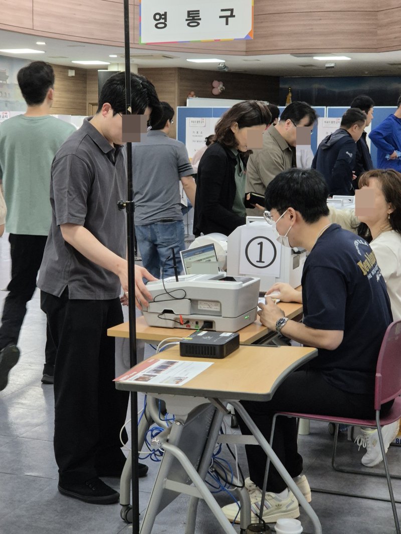 [수원=뉴시스] 이병희 기자 = 제21대 대통령선거 첫날인 29일 오전 6시께 경기 수원시 영통구 광교1동주민센터에서 한 시민이 투표하고 있다. 2025.05.29. iambh@newsis.com *재판매 및 DB 금지