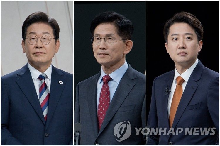 더불어민주당 이재명(왼쪽)·국민의힘 김문수·개혁신당 이준석 대선 후보가 27일 서울 마포구 상암동 MBC 스튜디오에서 진행된 정치 분야 TV토론회를 준비하고 있다. 2025.5.27 [국회사진기자단]