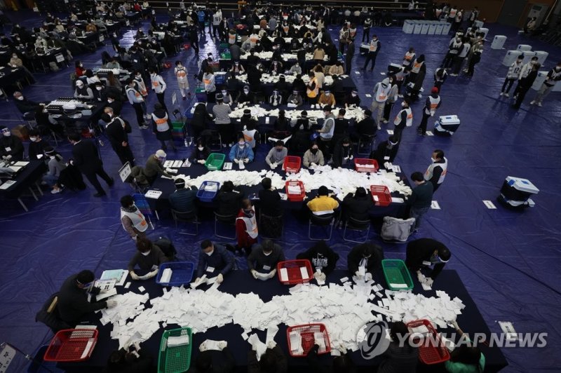 개표 작업중 (출처=연합뉴스)