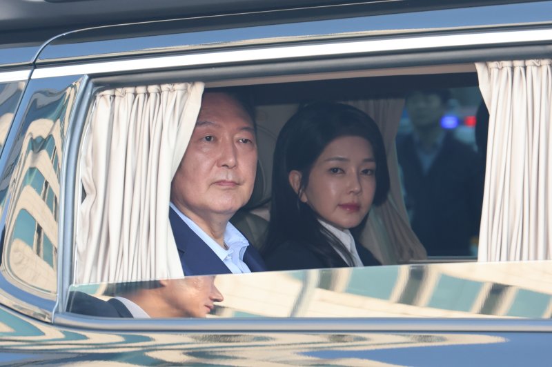 윤석열 전 대통령과 라이브바카라 전 여사가 11일 오후 서울 용산구 대통령 관저에서 나와 차를 타고 사저로 향하고 있다. (공동취재) 2025.4.11/라이브바카라1 ⓒ News1 김성진 기자