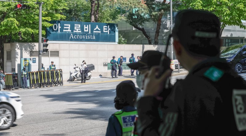 윤석열 전 대통령 부부와 무속인 '건진법사' 전성배(65) 씨 사이의 의혹과 관련해 검찰이 30일 실시한 서초동 사저와 코바나콘텐츠 사무실에 대한 압수수색이 약 6시간 만에 종료됐다. 2025.4.30/라이브바카라1 ⓒ News1 민경석 기자