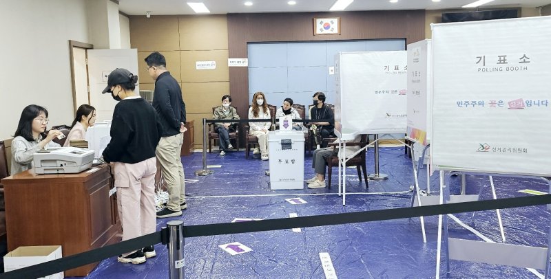 제21대 대선 사전투표 첫날인 29일 오전 대구 수성구 범어1동 사전투표소를 찾은 유권자들이 소중한 한 표를 행사하고 있다. 2025.5.29/뉴스1 ⓒ News1 남승렬 기자