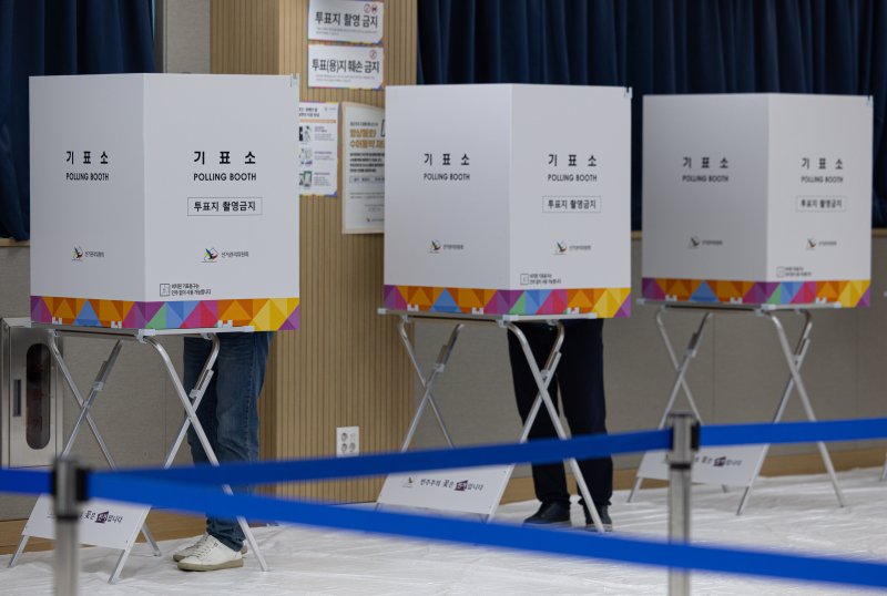 제21대 대통령선거 사전투표 첫날인 29일 오전 경기도 화성시 신동 동탄9동 행정복지센터에 마련된 사전투표소를 찾은 유권자들이 소중한 한 표를 행사하고 있다. 2025.5.29/뉴스1 ⓒ News1 이재명 기자