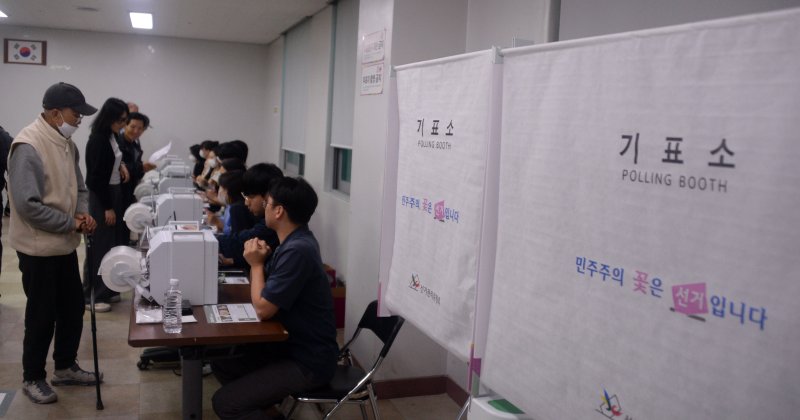 [전주=뉴시스] 김얼 기자 = 제21대 대통령선거 사전투표 첫날인 29일 전북 전주시 완산구 서신동주민센터 사전투표소를 찾은 시민들이 사전투표를 하기 위해 줄지어 서 있다. 2025.05.29. pmkeul@newsis.com
