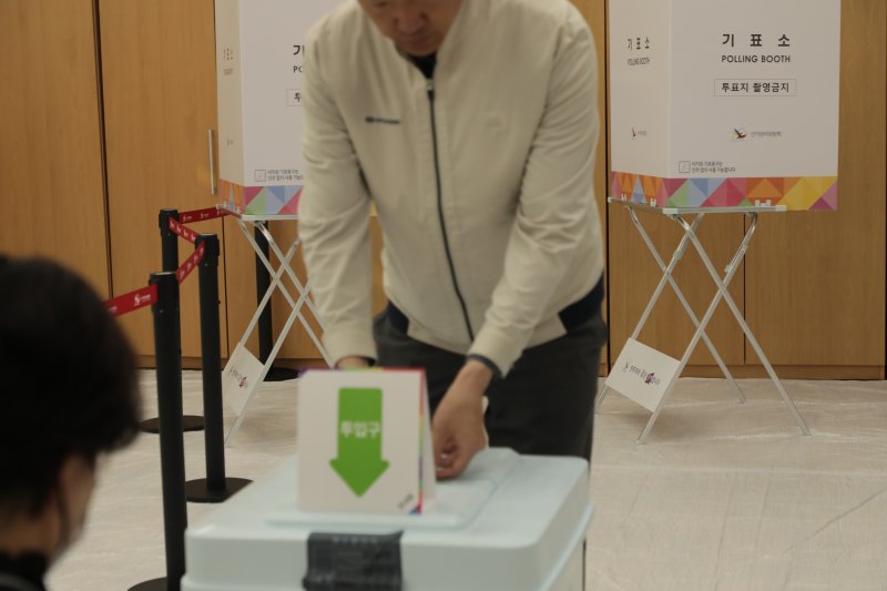 제21대 대통령을 뽑는 사전투표가 시작된 29일 오전 울산 북구 양정동 행정복지센터에서 투표를 마친 시민이 용지를 투표함에 넣고 있다. 2025.5.29./뉴스1 ⓒ News1 김세은 기자