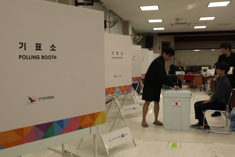 제21대 대통령을 뽑는 사전투표가 시작된 29일 오전 울산 북구 송정동 행정복지센터에서 투표를 마친 시민이 용지를 투표함에 넣고 있다. 2025.5.29./뉴스1 ⓒ News1 김세은 기자