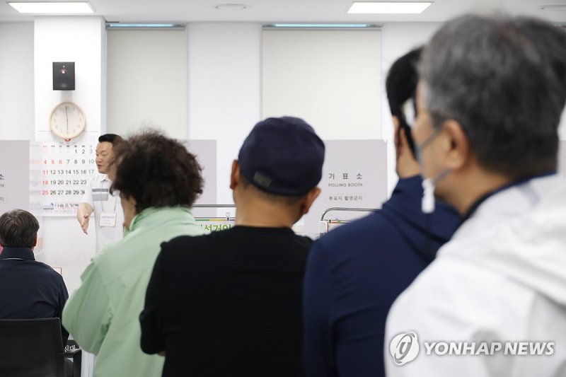 이른 아침부터 소중한 한표 (출처=연합뉴스)