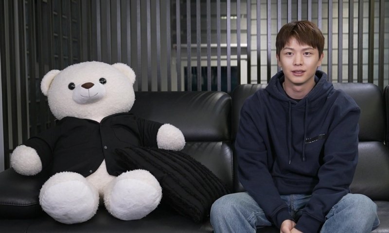 "동굴에 사는 곰이라 생각해"…'나혼산' 육성재, 블랙광인 집 공개