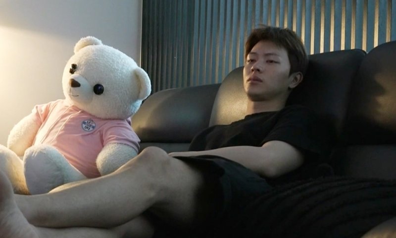 동굴에 사는 곰이라 생각해…'나혼산' 육성재, 블랙광인 집 공개