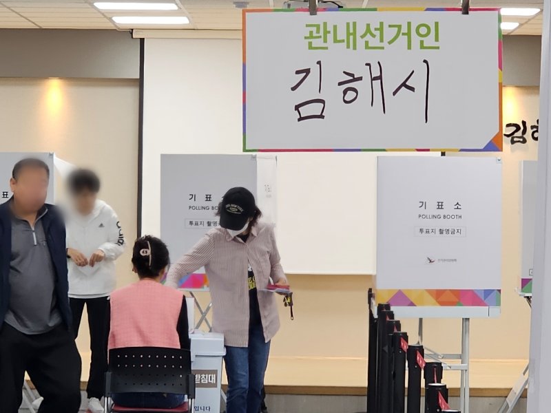21대 대선 사전투표 첫날인 29일 김해시 삼안동 사전투표소를 찾은 시민들이 투표하고 있다. ⓒ 뉴스1 박민석 기자
