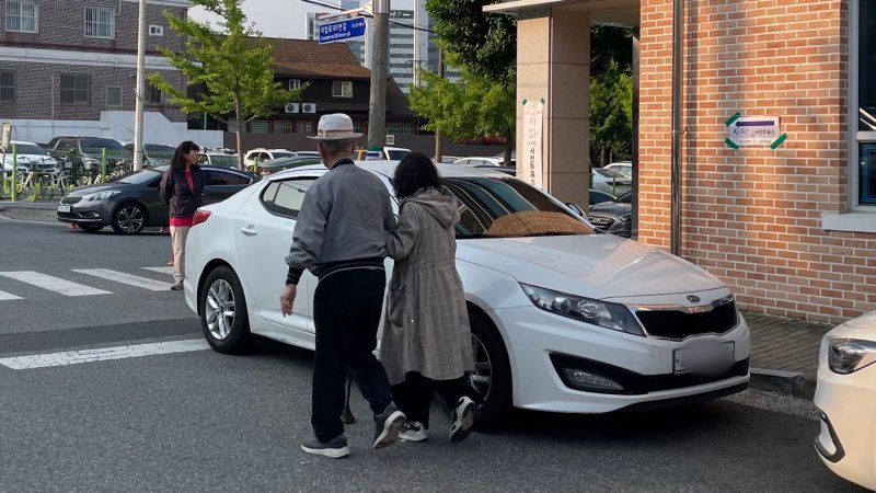 21대 대선 사전투표 첫날인 29일 오전 7시 올해 96세인 김영숙 어르신이 사파동 사전투표소에서 투표를 마치고 돌아가고 있다. ⓒ 뉴스1 강정태 기자