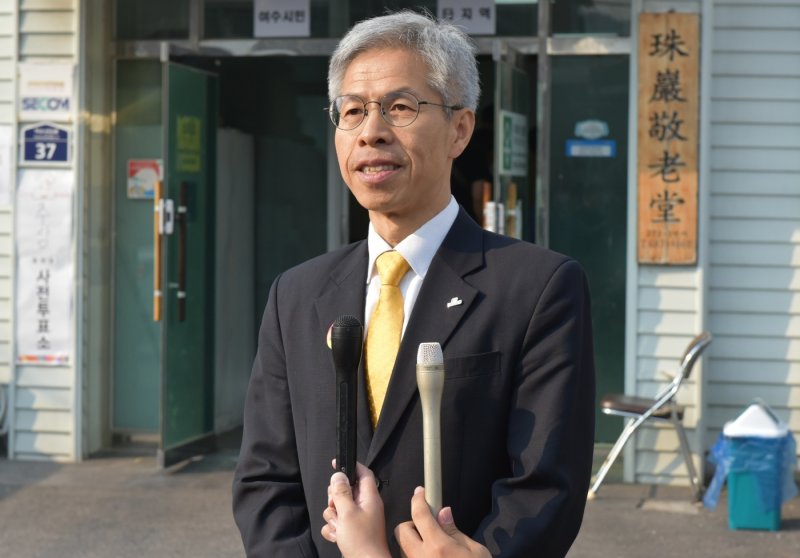 권영국 민주노동당 후보가 29일 오전 전남 여수시 주삼동주민센터 앞에서 발언을 하고 있다.2025.5.29/뉴스1 ⓒ News1 김동수 기자