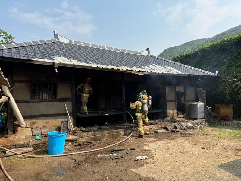 28일 오후 2시 35분쯤 전남 순천시 송광면의 한 목조 주택에서 불이 나 소방 당국이 진화 중이다.(순천소방서 제공. 재배포 및 DB금지)