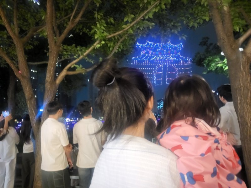 드론쇼 관람하는 시민들 (출처=연합뉴스)