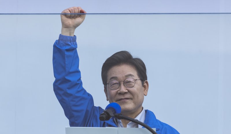 더불어민주당 이재명 대통령 후보가 28일 서울 왕십리역 광장에서 열린 성동구·동대문구 집중 유세에 입장해 시민들을 향해 주먹을 들고 인사하고 있다. (공동취재) 2025.5.28/뉴스1 ⓒ News1 이재명 기자 /사진=뉴스1