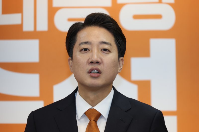 이준석 개혁신당 대통령 후보가 29일 오전 서울 여의도 국회에서 TV토론 당시 여성 신체 부위 언급에 대한 사과와 이재명 더불어민주당 후보 아들 의혹 관련 긴급 기자회견을 하고 있다. 2025.5.29/뉴스1 ⓒ News1 이광호 기자