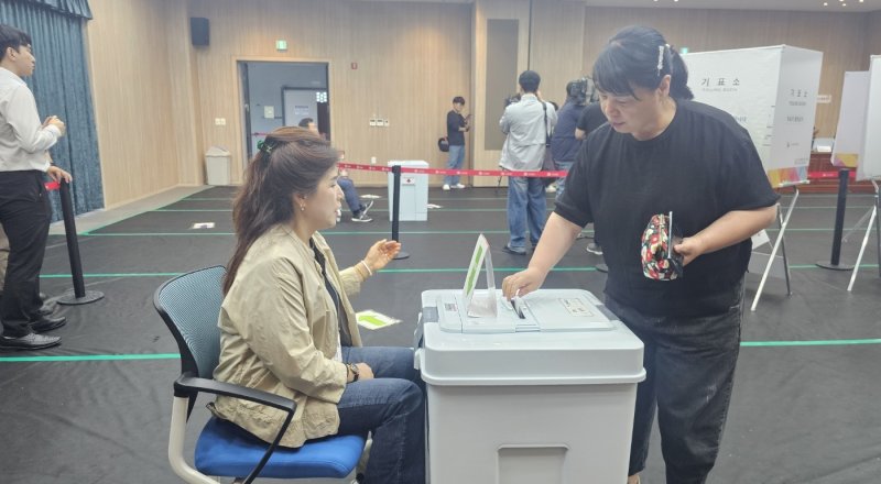 "호감가는 후보는 없지만"…경북 사전 투표소 발길