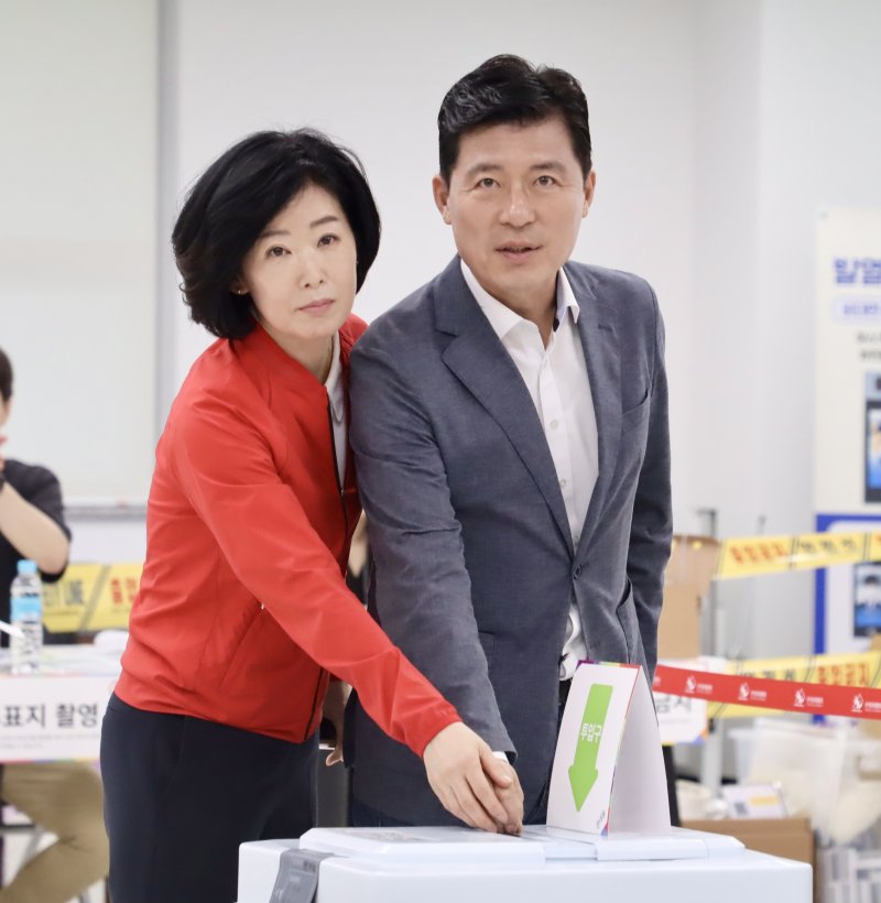 21대 대통령 선거 사전투표 첫날인 29일 구자근 의원이 부인 김송원씨와 구미 비산동 투표소에서 한 표를 행사하고 있다. 2025.5.29/뉴스1 ⓒ News1 정우용 기자