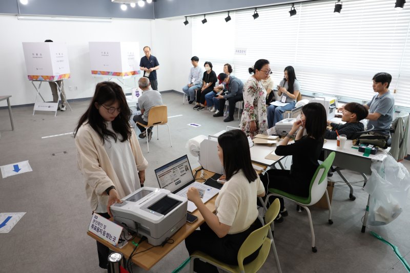 제21대 대통령 사전투표 첫날인 29일 광주 동구 서남동 사전투표소에 유권자들의 발길이 이어지고 있다. ⓒ News1 이승현 기자
