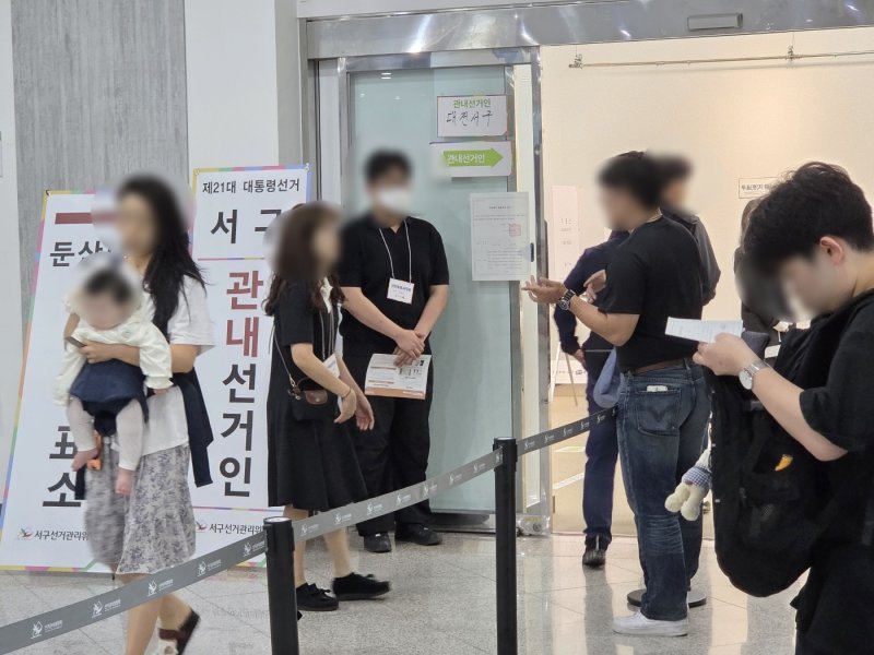 제21대 대선 사전투표 첫날인 29일 이른 아침부터 대전시청 사전투표소에 시민들이 모여들었다. ⓒ 뉴스1 김종서 기자
