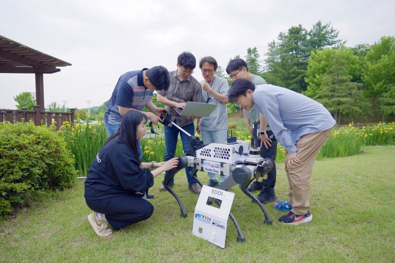 ETRI가 개발한 시각장애인 안내견 로봇 에디(ETRI 제공) /뉴스1