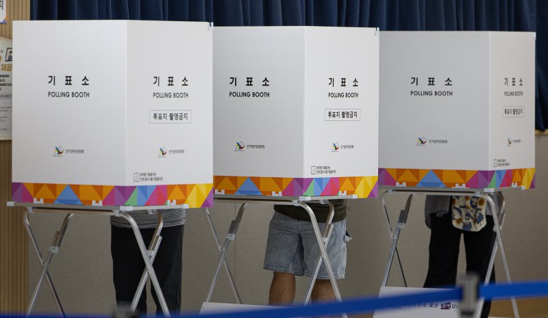 제21대 대통령선거 사전투표 첫날인 29일 오전 경기도 화성시 신동 동탄9동 행정복지센터에 마련된 사전투표소를 찾은 유권자들이 소중한 한 표를 행사하고 있다. 2025.5.29/뉴스1 ⓒ News1 이재명 기자