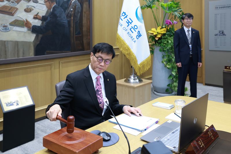 ‘0.8%’ 저성장 쇼크에 31개월 만에 기준금리 2.5% ‘뚝’[상보]