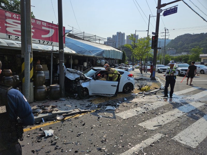 29일 오전 7시 45분쯤 광주 동구 선교동 한 교차로에서 직진하던 벨로스터와 좌회전하던 소나타가 충돌한 모습. (독자제공. 재판매 및 DB금지)
