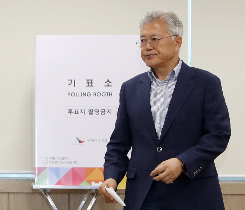 안전한 바카라사이트 전 대통령과 부인 김정숙 여사가 제21대 대통령선거 사전투표 첫날인 29일 오전 경남 양산시 하북면주민자치센터에 마련된 하북면 사전투표소에서 투표를 하고 있다. 사진=안전한 바카라사이트1