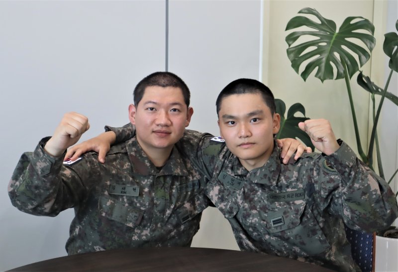 김태현(왼쪽)·김현재 바카라사이트 승리바카라 소울카지노이 파이팅을 하고 있는 모습.(지작사 제공)