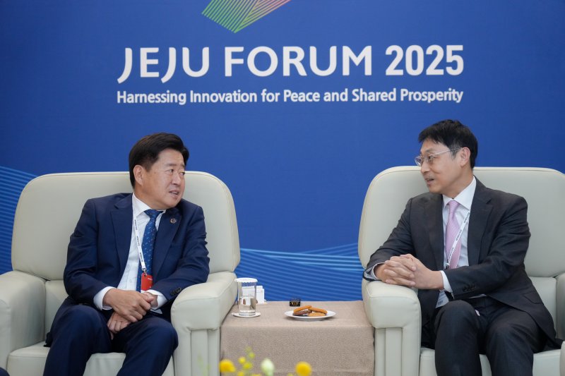 오영훈 제주도지사와 윤지웅 과학기술정책연구원장(제주도 제공)/뉴스1
