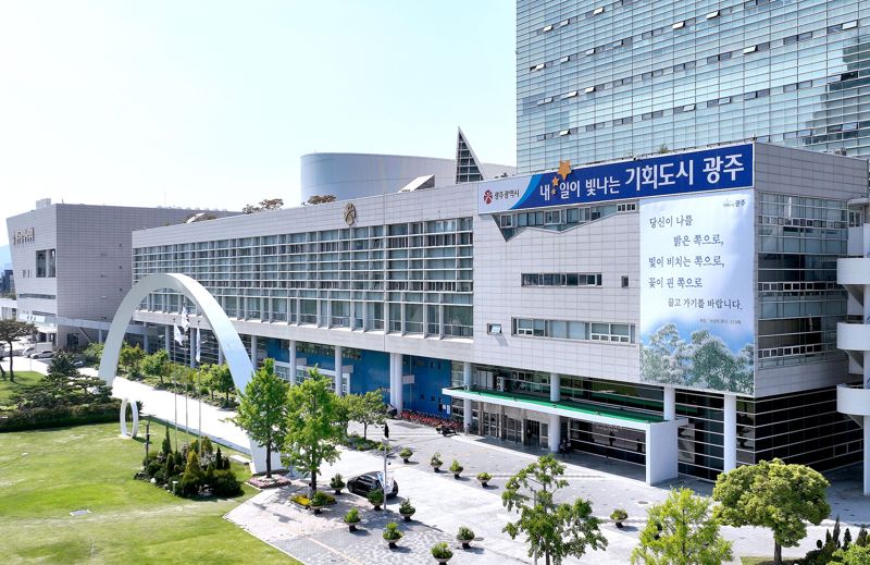 광주광역시가 간결하지만 울림 있는 문구가 담긴 현수막과 플래카드를 통해 시민들과 공감하고 소통하는 '감성 행정'을 펼치고 있어 눈길을 끈다. 사진은 광주시가 올해 5·18민주화운동 45주년을 맞아 한강 작가의 소설 '소년의 온다' 속 문장인 '당신이 나를 밝은 쪽으로, 빛이 비치는 쪽으로, 꽃이 핀 쪽으로, 끌고 가기를 바랍니다'라는 글귀가 담긴 현수막을 시청에 내걸은 모습. 광주광역시 제공