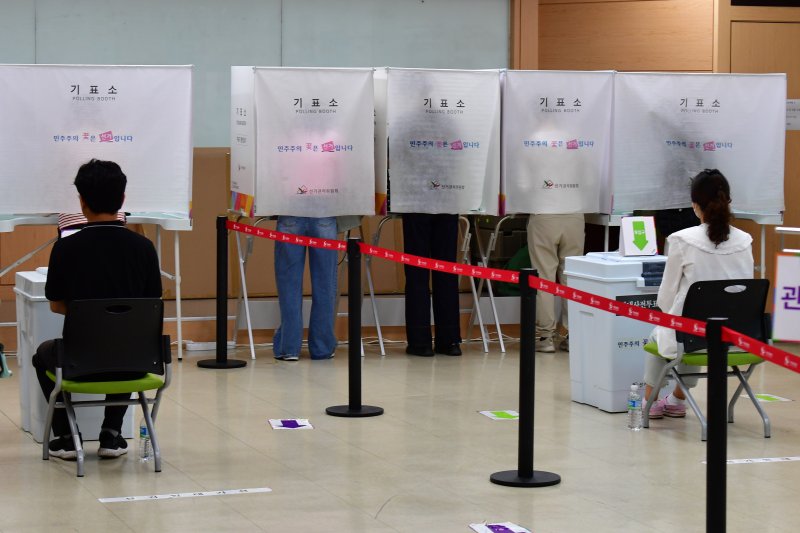 제21대 대통령 선거 사전 투표 첫날인 29일 오전 경북 포항시 남구 포항시의회 1층에 마련된 사전투표소에서 시민들이 투표하고 있다. 2025.5.29/뉴스1 ⓒ News1 최창호 기자