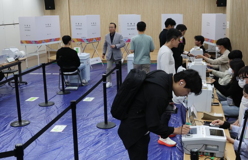 제21대 대통령 선거 사전 투표 첫날인 29일 서울 종로구 가회동주민센터에 마련된 사전투표소에서 유권자들이 투표를 하고 있다. 2025.5.29/뉴스1 ⓒ News1 허경 기자