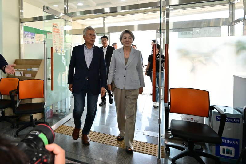 [양산=뉴시스] 차용현 기자 = 제21대 대통령 선거 사전투표일인 29일 오전 문재인 전 대통령과 김정숙 여사가 사전투표를 하기 위해 경남 양산시 하북면 주민자치센터에 들어서고 있다. 2025.05.29.con@newsis.com
