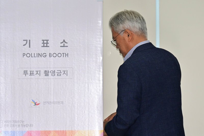 [양산=뉴시스] 차용현 기자 = 제21대 대통령 선거 사전투표일인 29일 오전 문재인 전 대통령이 경남 양산시 하북면 주민자치센터에서 사전투표를 하고 있다. 2025.05.29.con@newsis.com