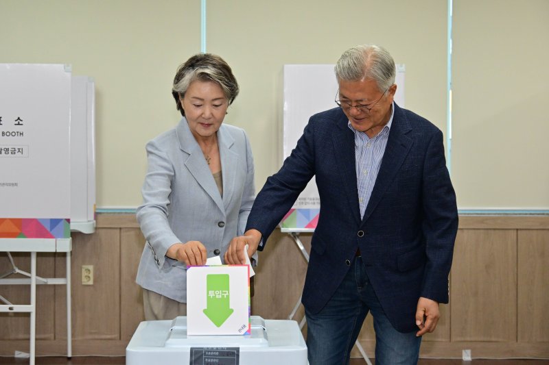 [양산=뉴시스] 차용현 기자 = 제21대 대통령 선거 사전투표일인 29일 오전 문재인 전 대통령과 김정숙 여사가 경남 양산시 하북면 주민자치센터에서 사전투표를 하고 있다. 2025.05.29.con@newsis.com