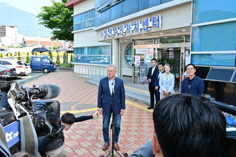 [양산=뉴시스] 차용현 기자 = 제21대 대통령 선거 사전투표일인 29일 오전 경남 양산시 하북면 주민자치센터에서 사전투표를 마친 문재인 전 대통령이 취재진의 질문에 답하고 있다. 2025.05.29.con@newsis.com