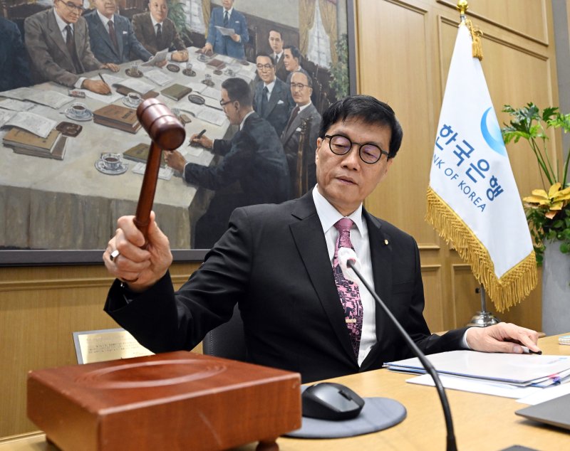 [서울=뉴시스] 사진공동취재단 = 이창용 한국은행 총재가 29일 서울 중구 한국은행에서 열린 금융통화위원회 본회의에서 의사봉을 두드리고 있다. 2025.05.29. photo@newsis.com