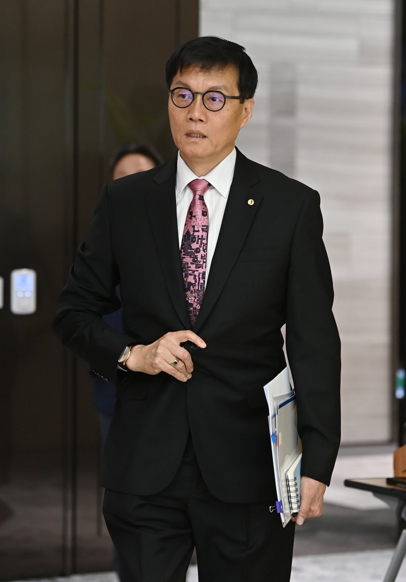 [서울=뉴시스] 사진공동취재단 = 이창용 한국은행 총재가 29일 서울 중구 한국은행에서 열린 금융통화위원회에 참석하고 있다. 2025.05.29. photo@newsis.com