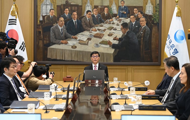 [서울=뉴시스] 사진공동취재단 = 이창용 한국은행 총재가 29일 서울 중구 한국은행에서 금융통화위원회를 주재하고 있다. 2025.05.29. photo@newsis.com