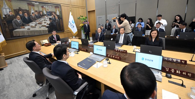 [서울=뉴시스] 사진공동취재단 = 이창용 한국은행 총재가 29일 서울 중구 한국은행에서 금융통화위원회를 주재하고 있다. 2025.05.29. photo@newsis.com