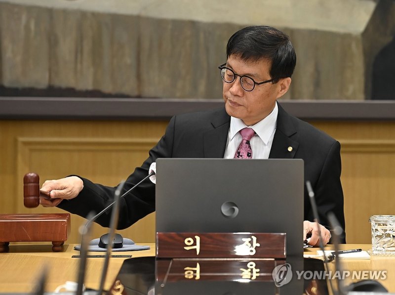 의사봉 두드리는 이창용 한은 총재 (출처=연합뉴스)