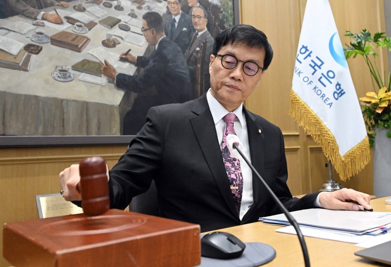 이창용 한국은행 총재가 29일 서울 중구 한국은행 본관에서 열린 금융통화위원회 본회의에서 의사봉을 두드리며 개회 선언을 하고 있다. /뉴스1
