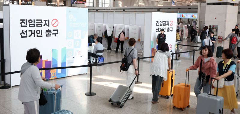 [인천공항=뉴시스] 김선웅 기자 = 제21대 대통령 선거 사전투표 첫날인 29일 인천국제공항 제1여객터미널 G체크인카운터 앞에 설치된 인천공항 사전투표소에서 여행을 앞둔 유권자들이 사전투표를 하고 있다. 2025.05.29. mangusta@newsis.com