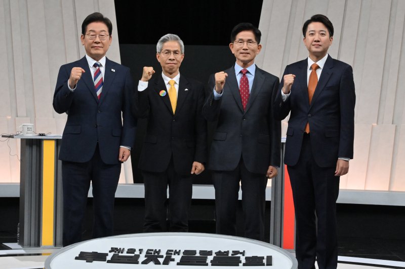 이재명 더불어민주당 대통령 후보(왼쪽부터), 권영국 민주노동당 대통령 후보, 김문수 국민의힘 대통령 후보, 이준석 개혁신당 대통령 후보가 27일 서울 마포구 상암동 MBC 스튜디오에서 진행된 정치 분야 TV토론회에 앞서 포즈를 취하고 있다. 2025.5.27/뉴스1 ⓒ News1 국회사진기자단