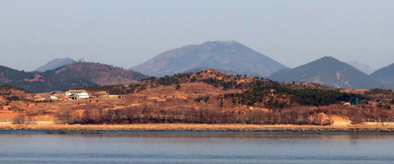 [김포=뉴시스] 최진석 기자 = 1일 경기 김포에서 바라본 북측에 대남방송용 스피커가 보이고 있다. 2025.01.01. myjs@newsis.com