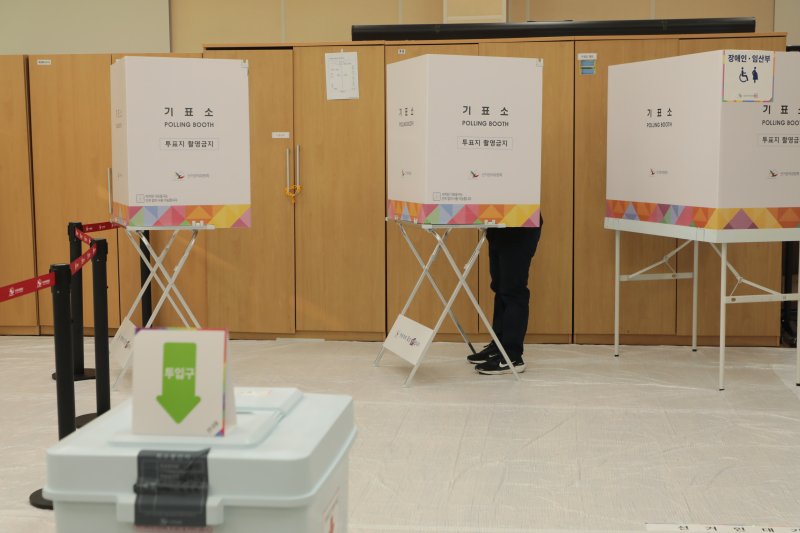 제21대 대통령을 뽑는 사전투표가 시작된 29일 오전 울산 북구 농소하나로마토문화센터에서 한 시민이 투표하고 있다 2025.5.29/뉴스1 ⓒ News1 김세은 기자