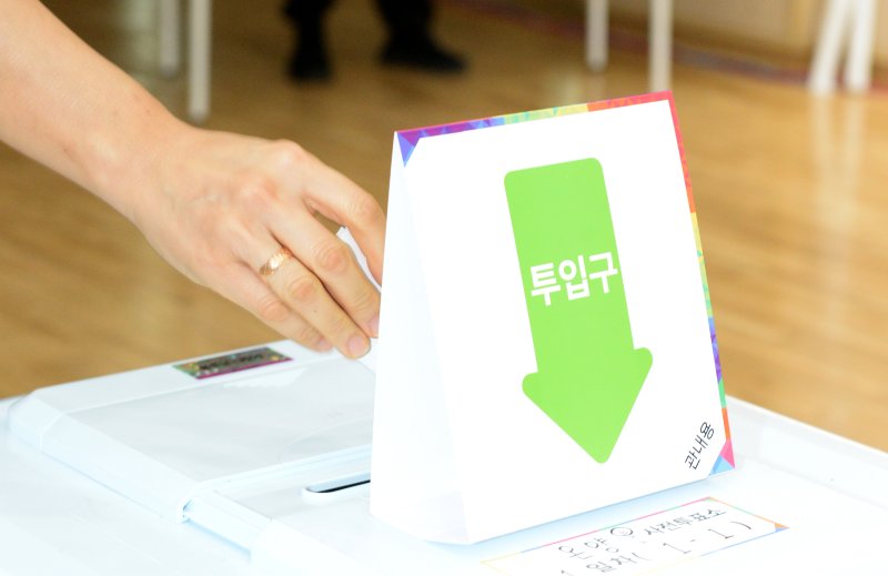 [울산=뉴시스] 배병수 기자 = 제21대 대통령선거 사전투표가 시작된 29일 울산 울주군 온양읍 행정복지센터에 마련된 사전투표소에서 한 유권자가 투표를 하고 있다 . 2025.05.29.bbs@newsis.com.