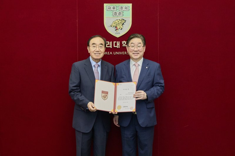 지난 28일 오후 4시 30분 고려대 본관 총장실에서 열린 기부식에서 ㈜임팩 최오길 회장(왼쪽)과 고려대 김동원 총장이 기념사진을 찍고 있다. (사진=고려대 제공) *재판매 및 DB 금지